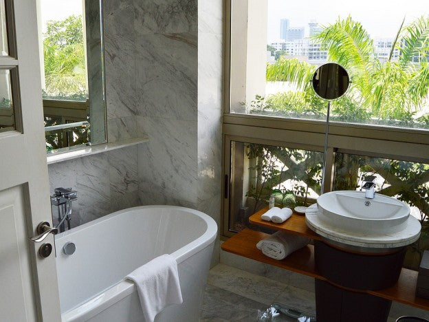 TOP 5 BUDGET TIPS TO GIVE YOUR BATHROOM A STUNNING MAKEOVER